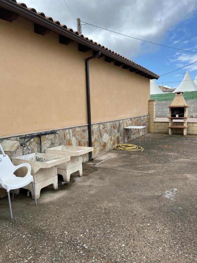 Albergue Municipal San Martín del Camino Exterior foto