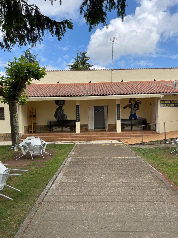 Albergue Municipal San Martín del Camino Exterior foto