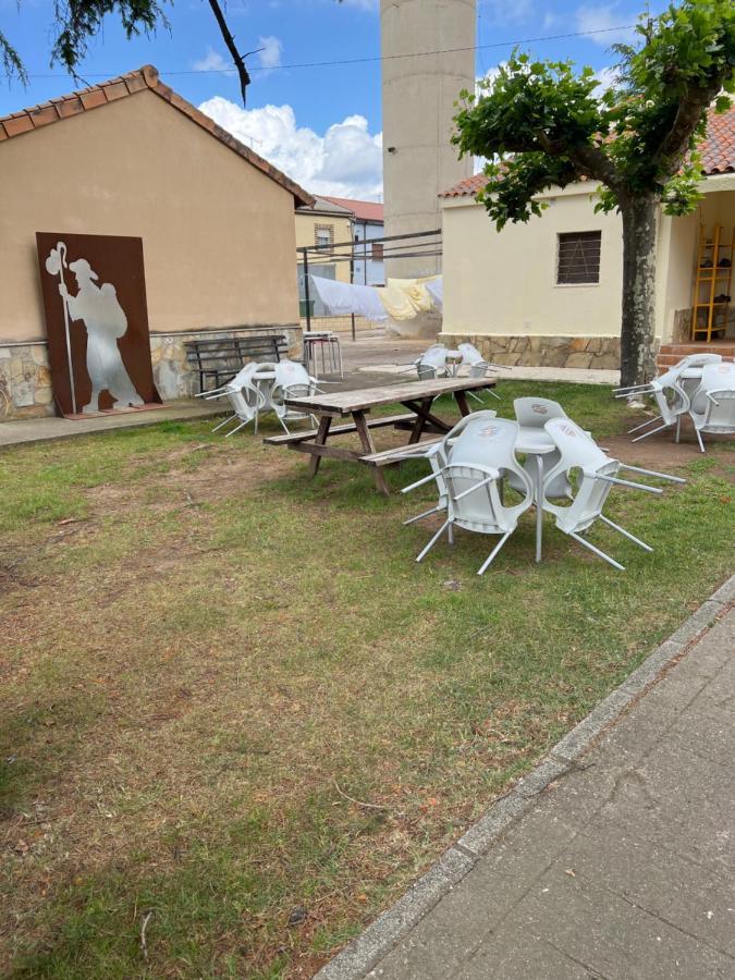 Albergue Municipal San Martín del Camino Exterior foto